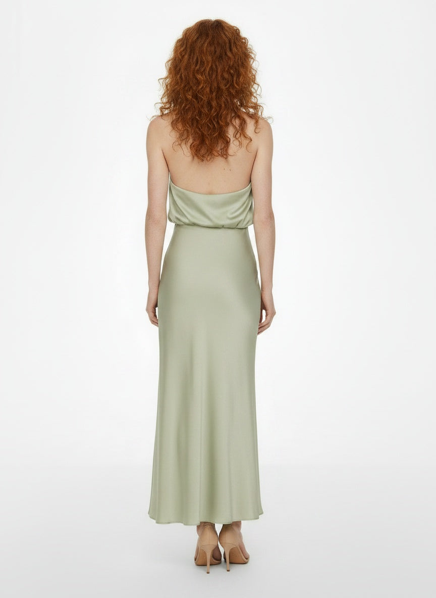 Back pose of the model wearing Robe de soirée maxi à col halter femme