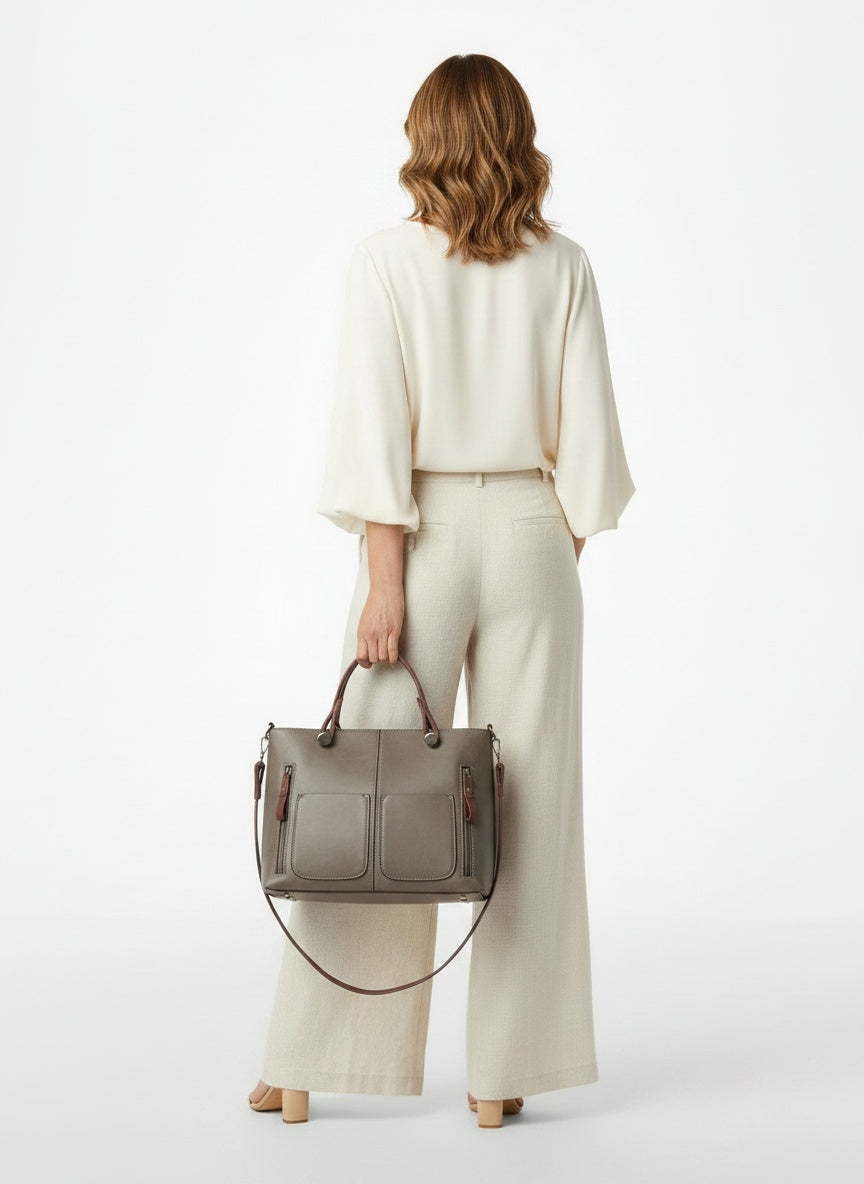 Back pose of the model wearing Sac à bandoulière vintage femme