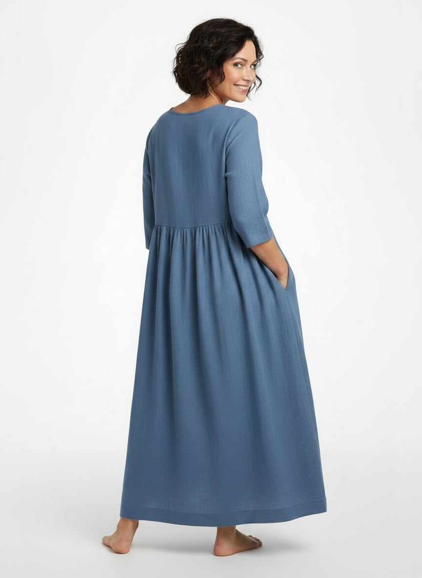 Back pose of the model wearing Robe d'été midi à coupe confortable femme