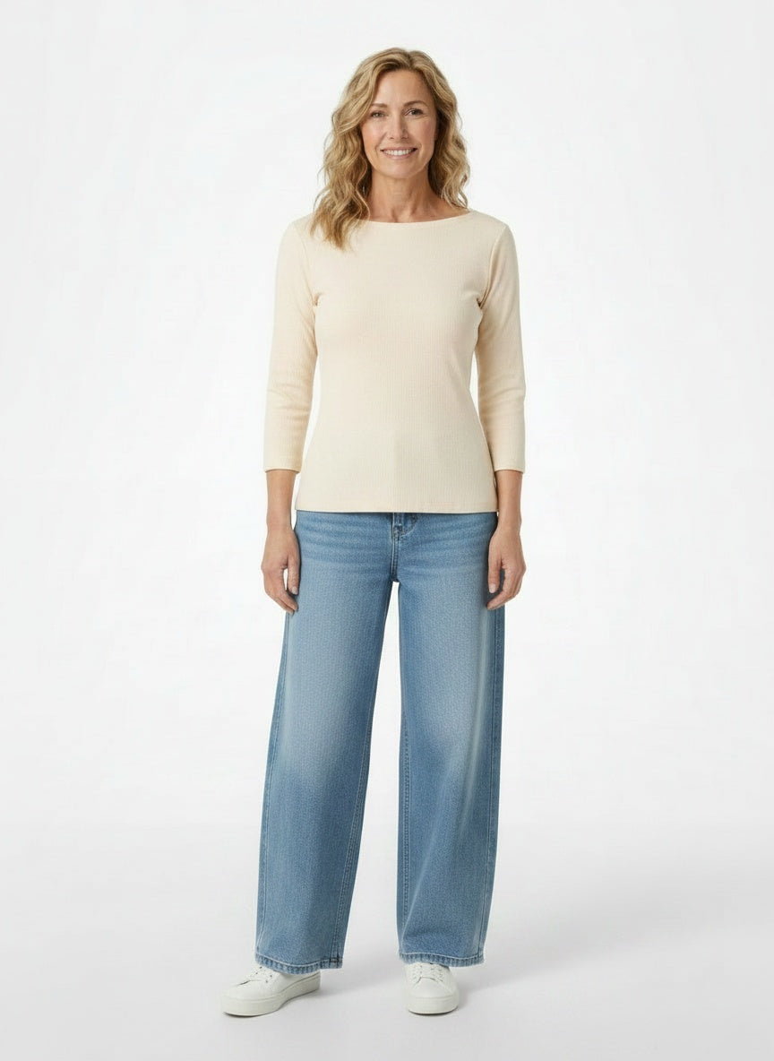 Full body view of the model wearing T-shirt à col rond et manches trois-quarts femme
