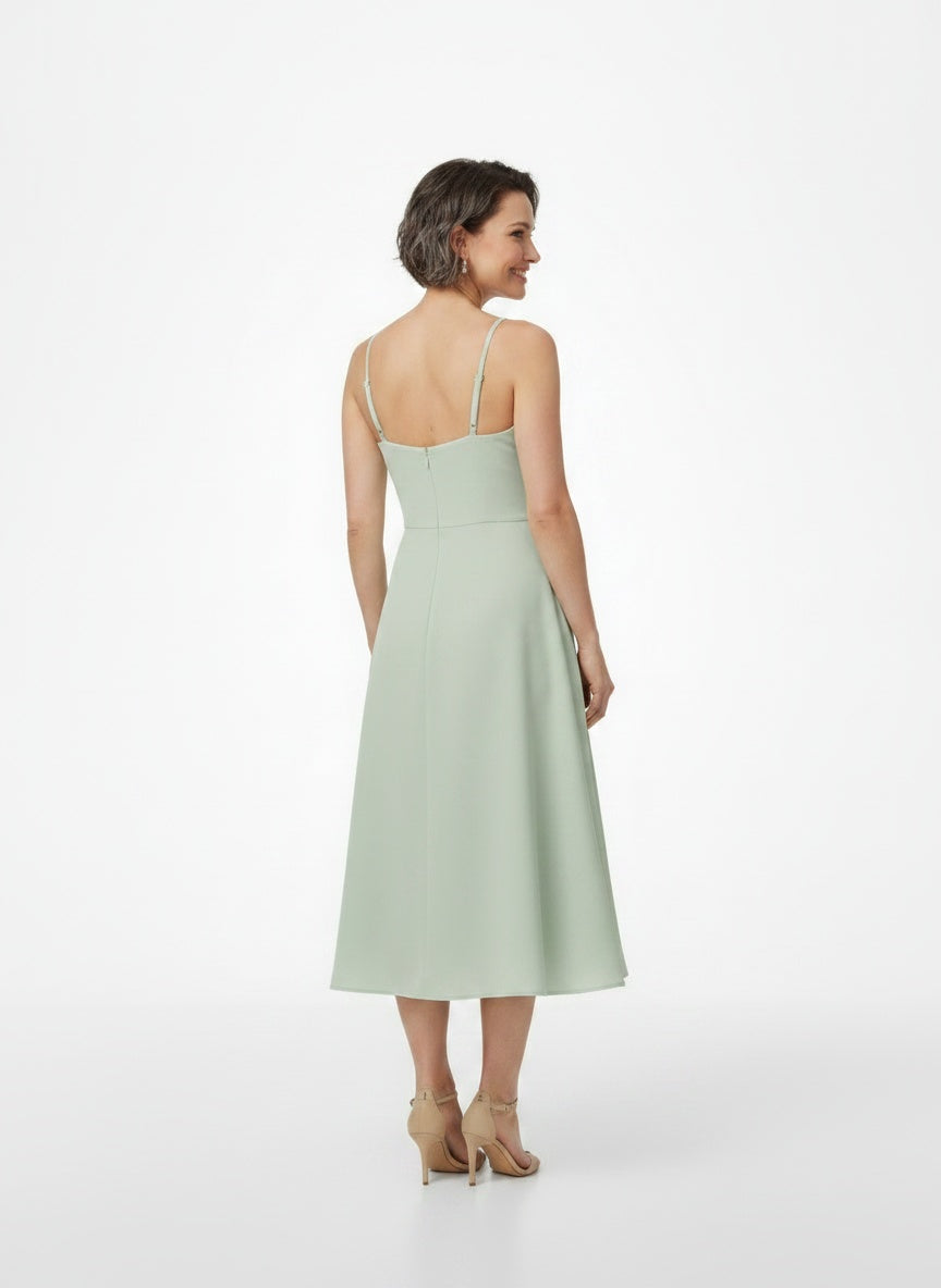 Back pose of the model wearing Robe de soirée midi à col en V femme