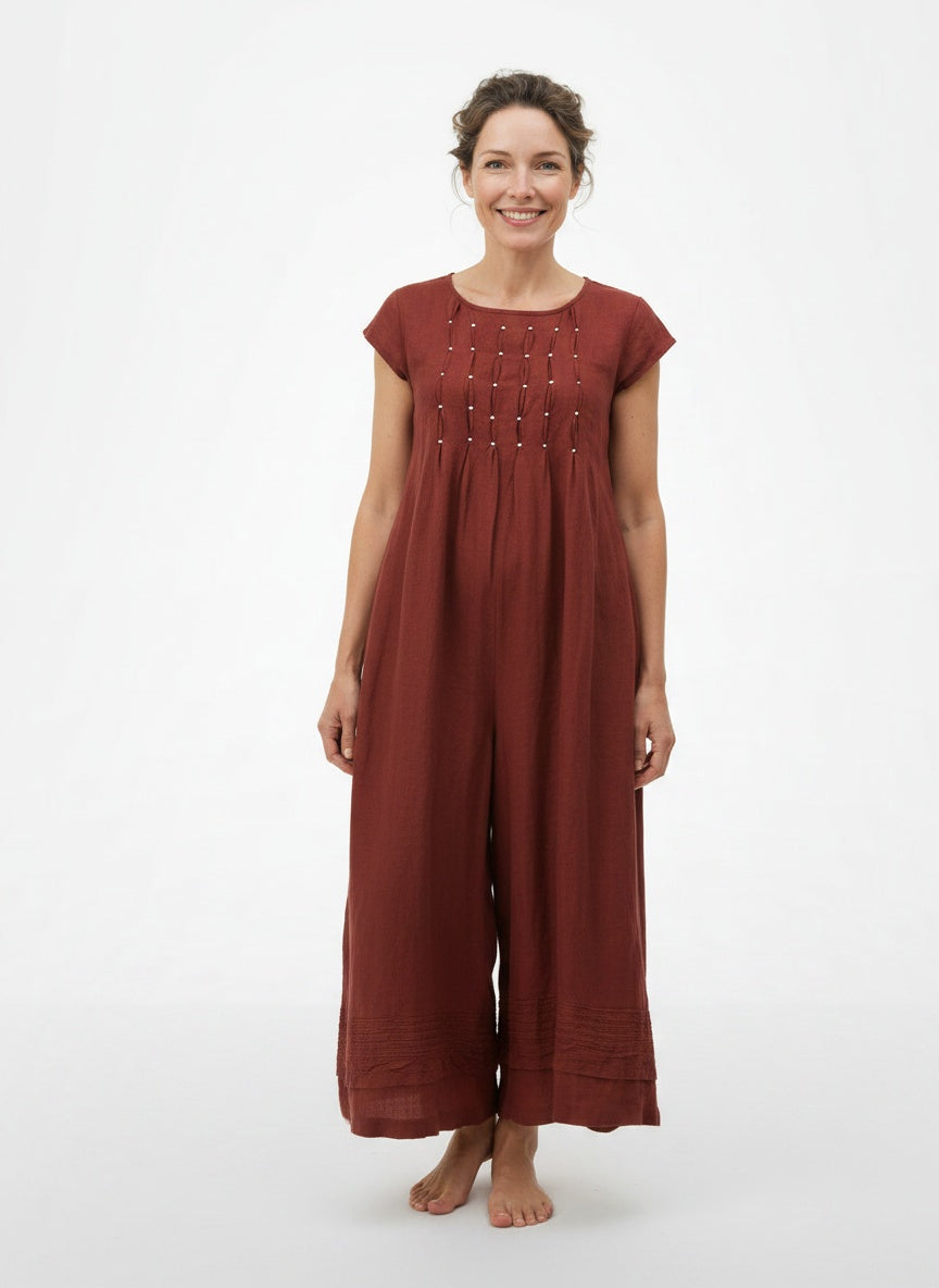 Full body view of the model wearing Combinaison ample femme