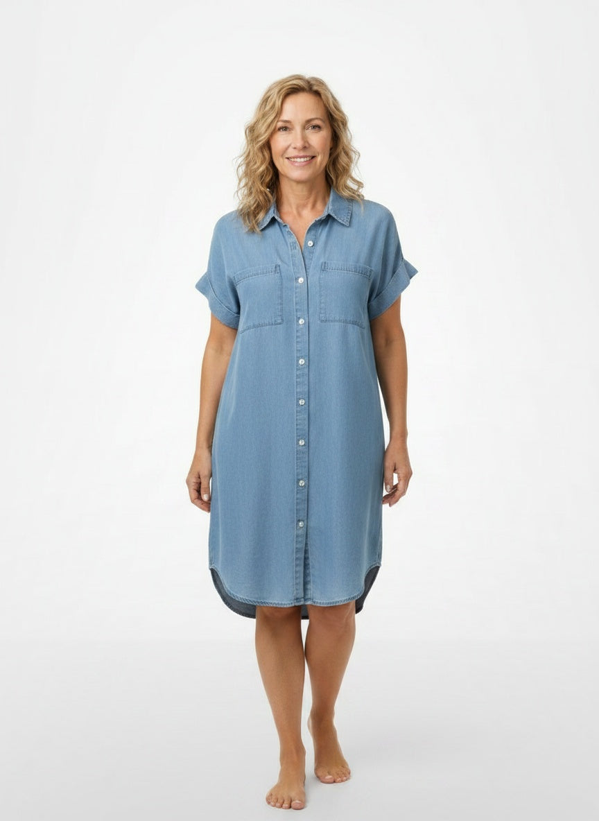 Full body view of the model wearing Robe chemise midi femme
