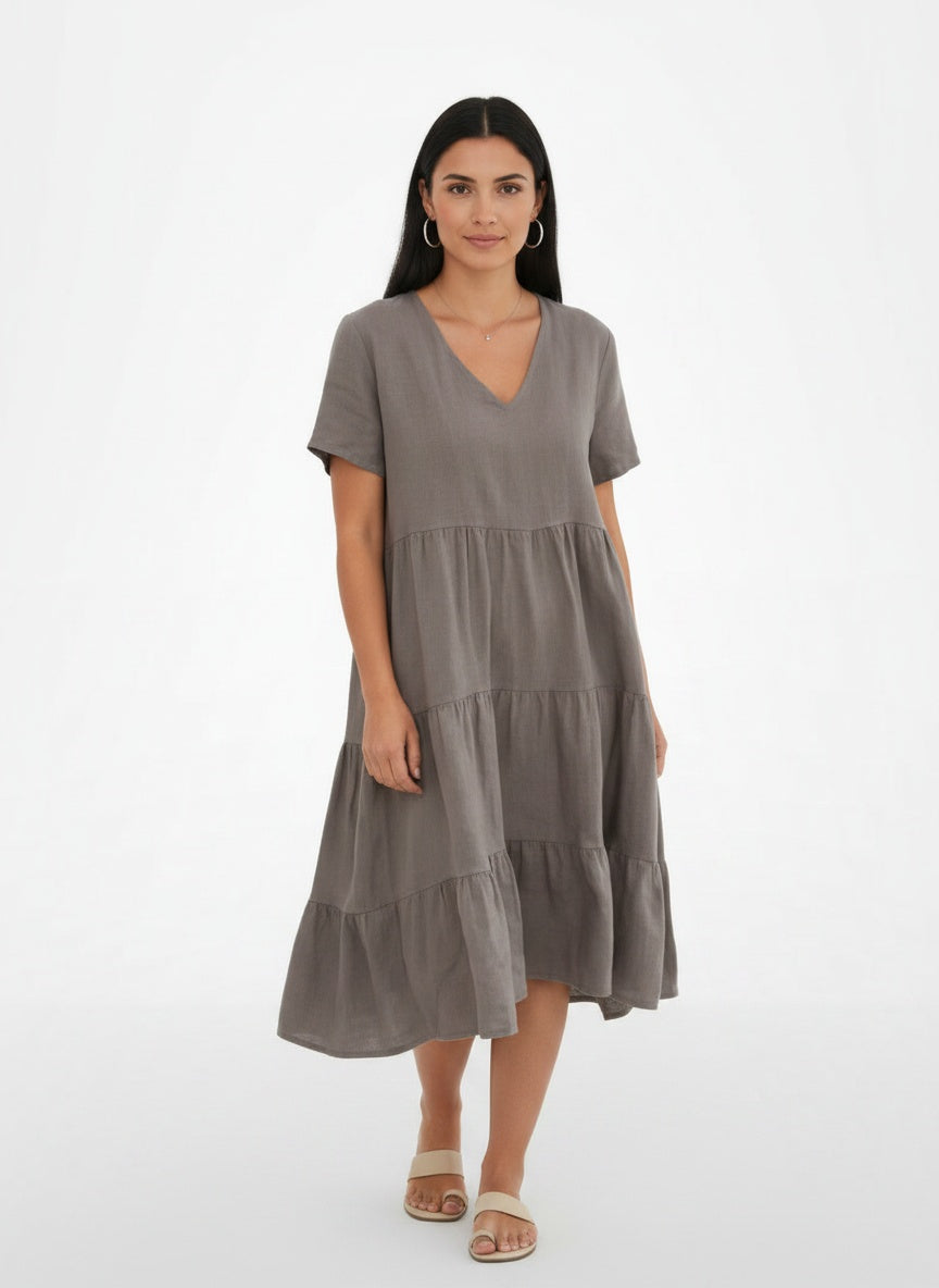 Full body view of the model wearing Robe midi à jupe évasée et col en V femme