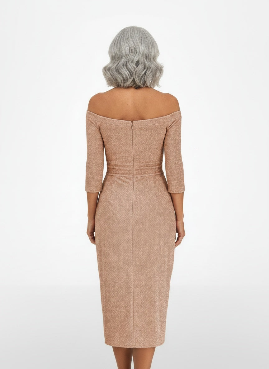 Back pose of the model wearing Robe midi épaules dénudées avec détails plissés et fente à l’avant femme