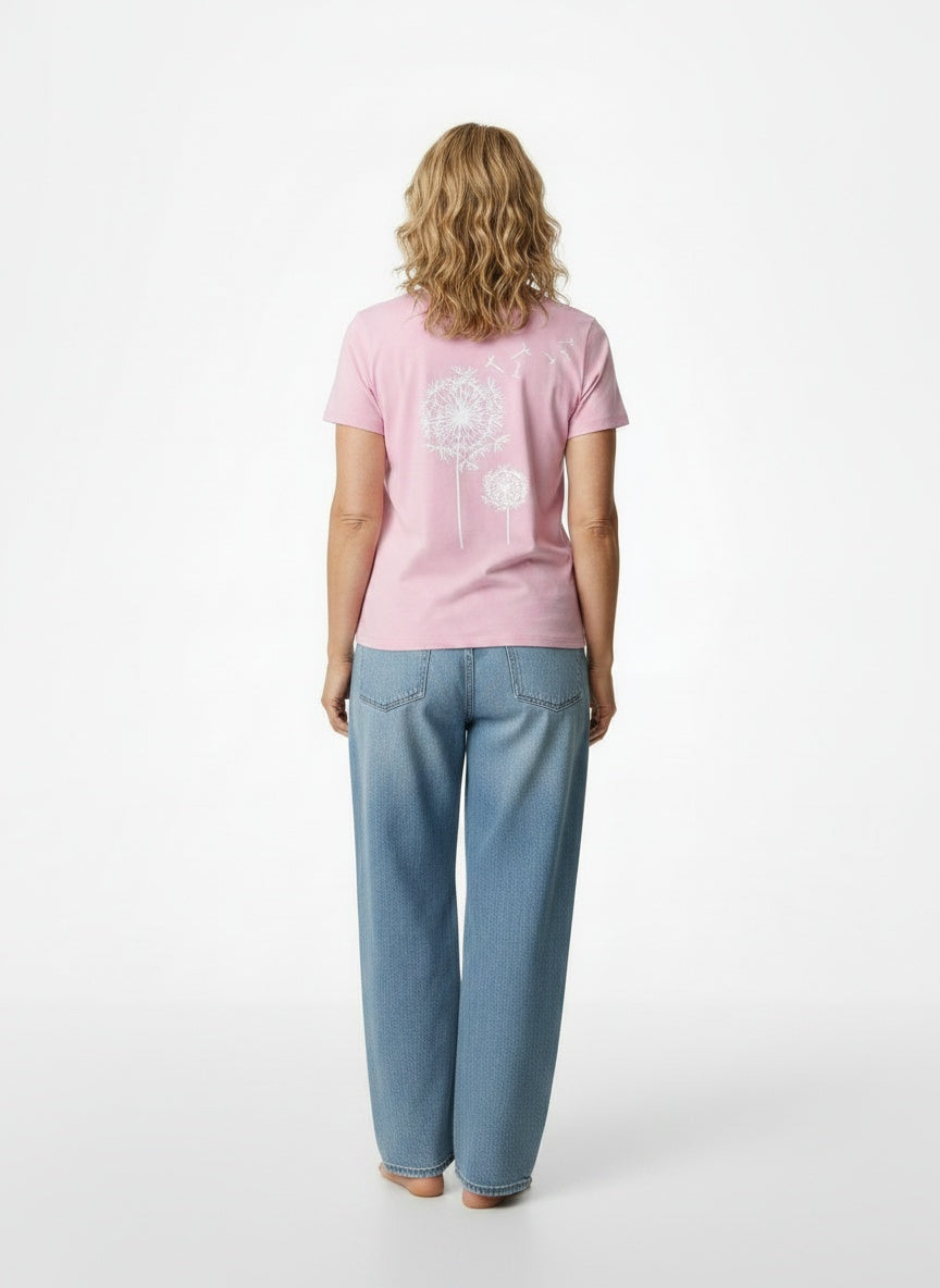 Back pose of the model wearing T-shirt d'été à col rond et manches courtes femme