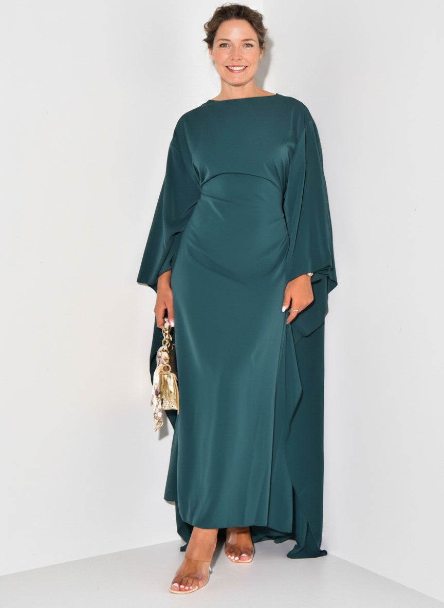 Full body view of the model wearing Robe maxi avec cape femme