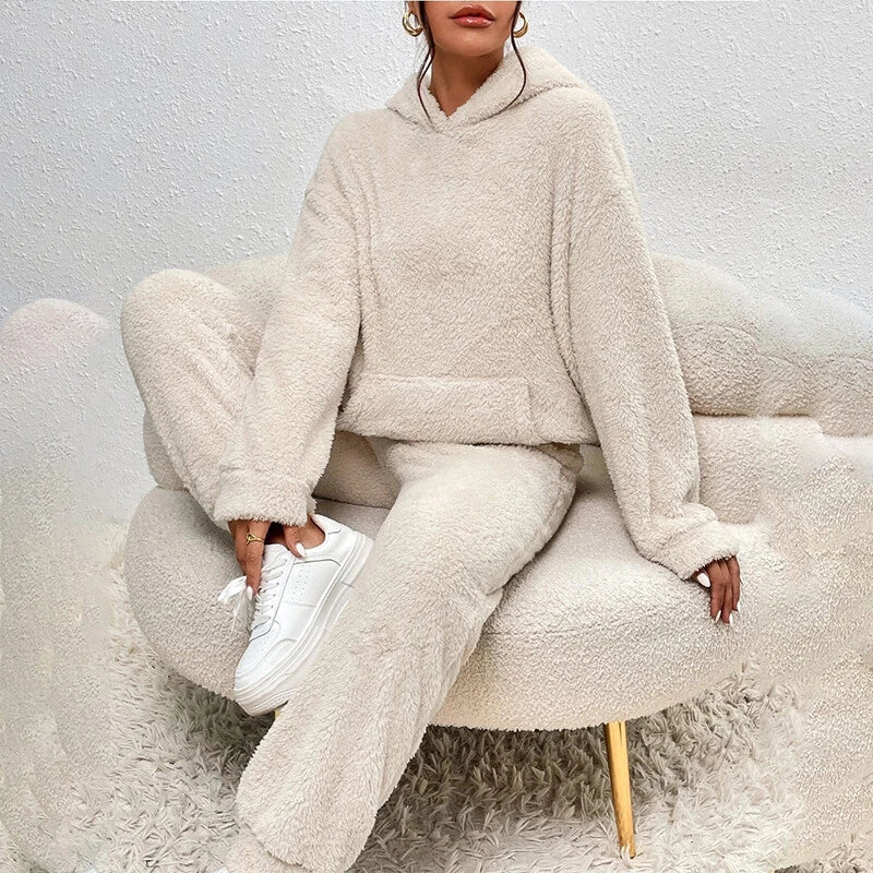 Pyjama femme deux pièces en polaire à capuche et pantalon ample 3