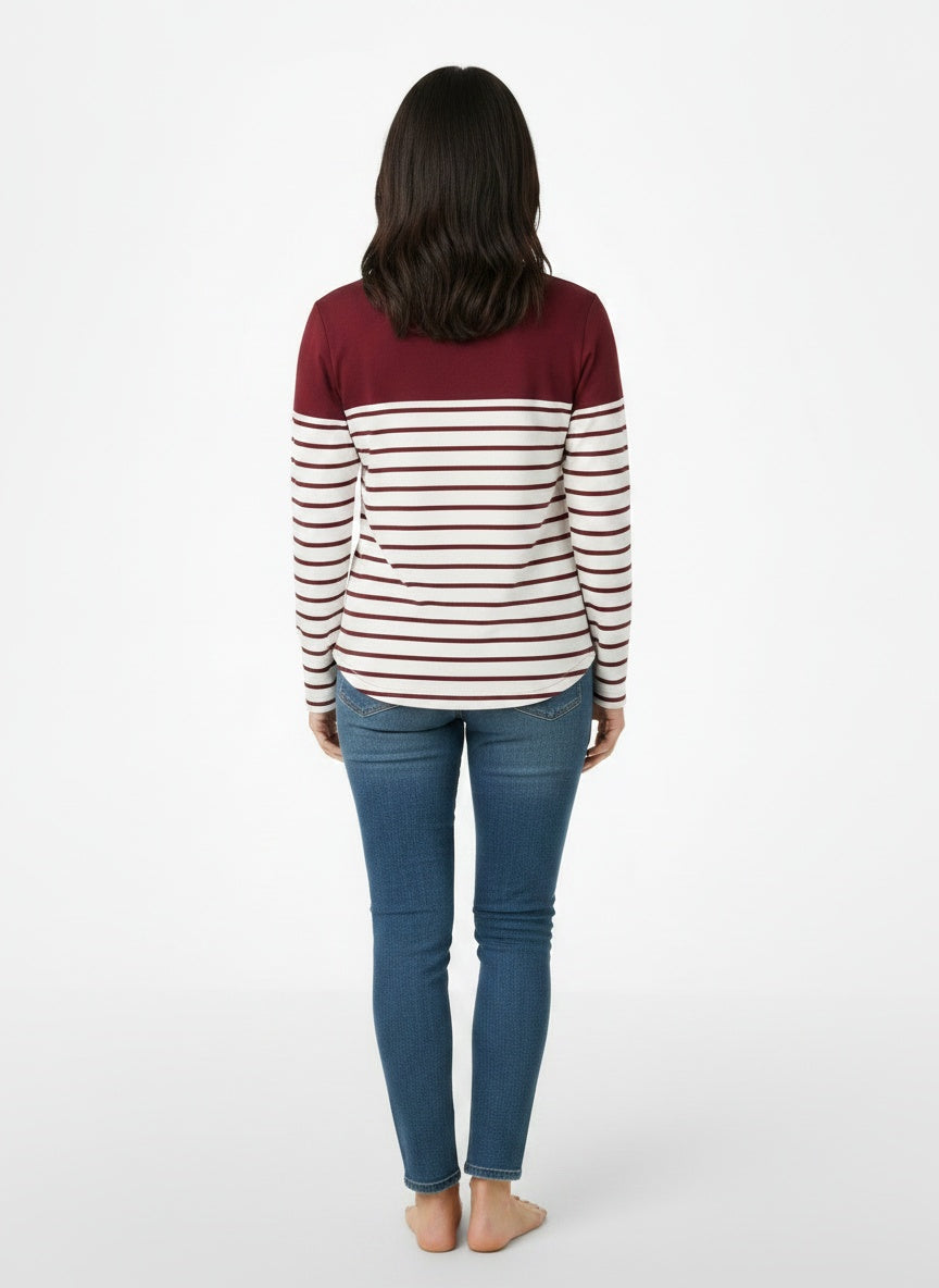 Back pose of the model wearing T-shirt rayé femme