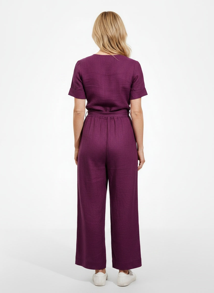 Back pose of the model wearing Combinaison avec ceinture et manches courtes femme