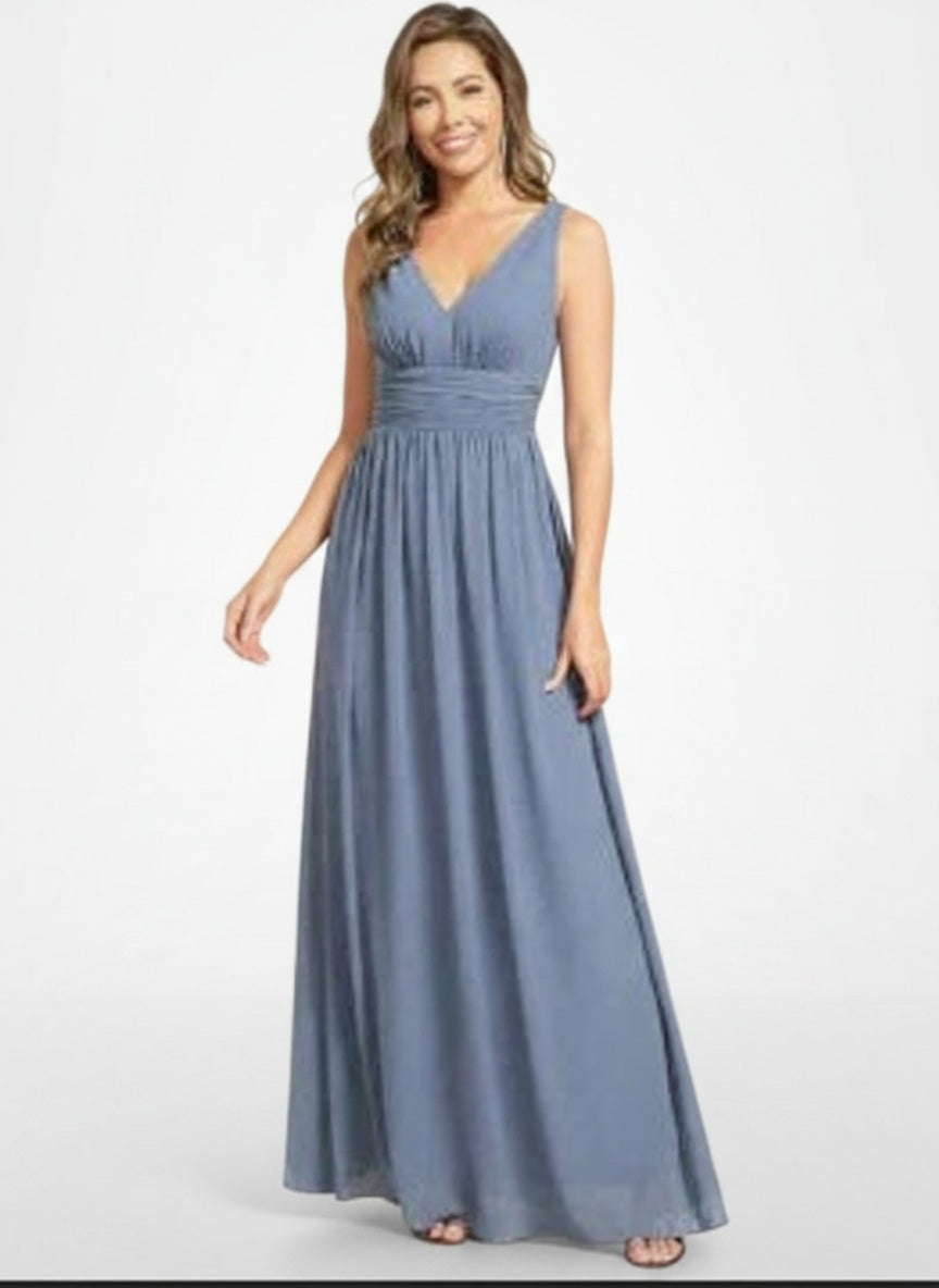 Full body view of the model wearing Robe maxi sans manches à col en V femme