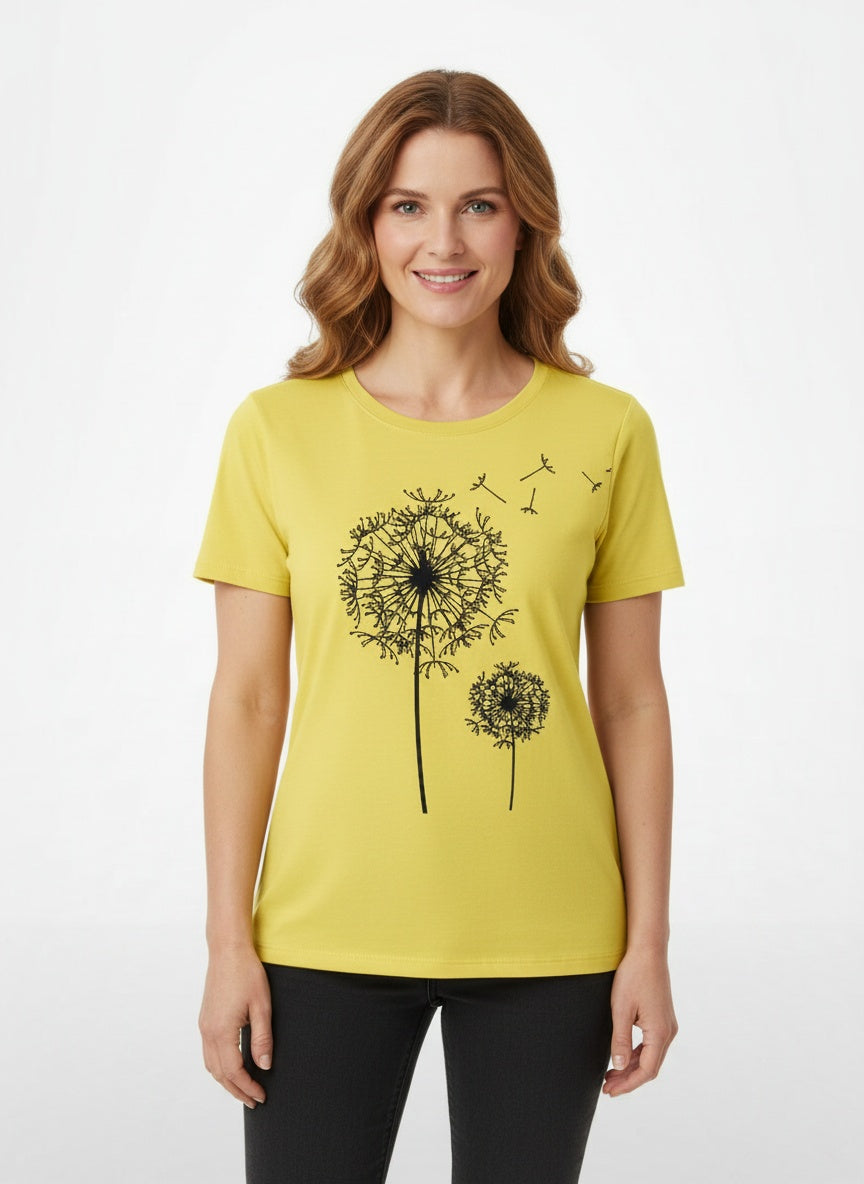 Full body view of the model wearing T-shirt d'été à col rond et manches courtes femme