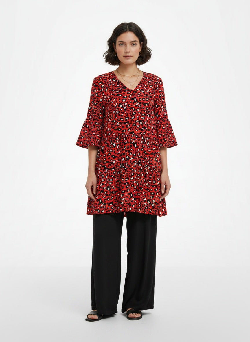Full body view of the model wearing Robe d'été midi à taille basse femme