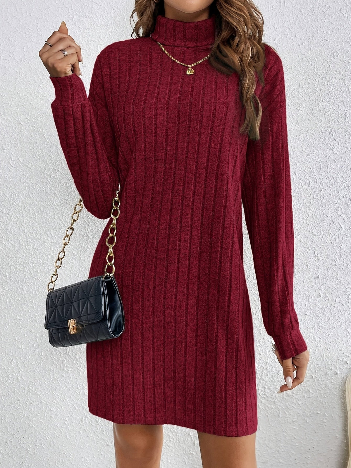 Robe pull courte à col roulé en maille côtelée 23