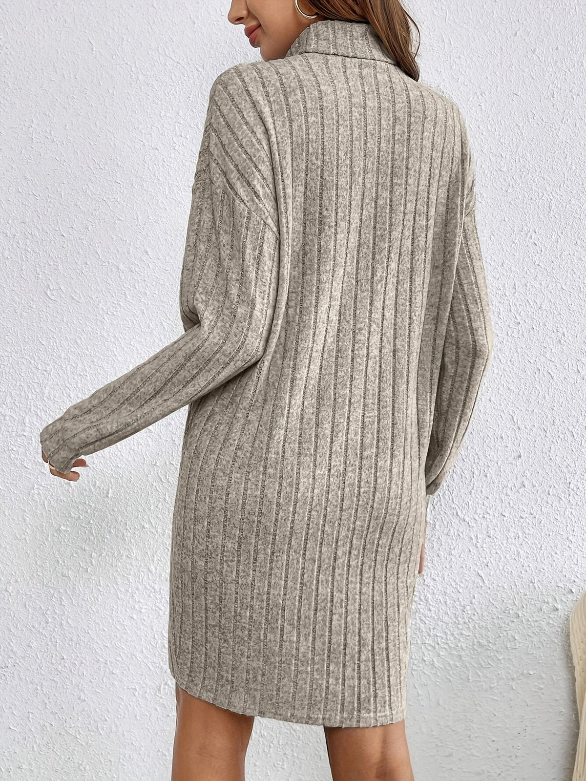 Robe pull courte à col roulé en maille côtelée 7