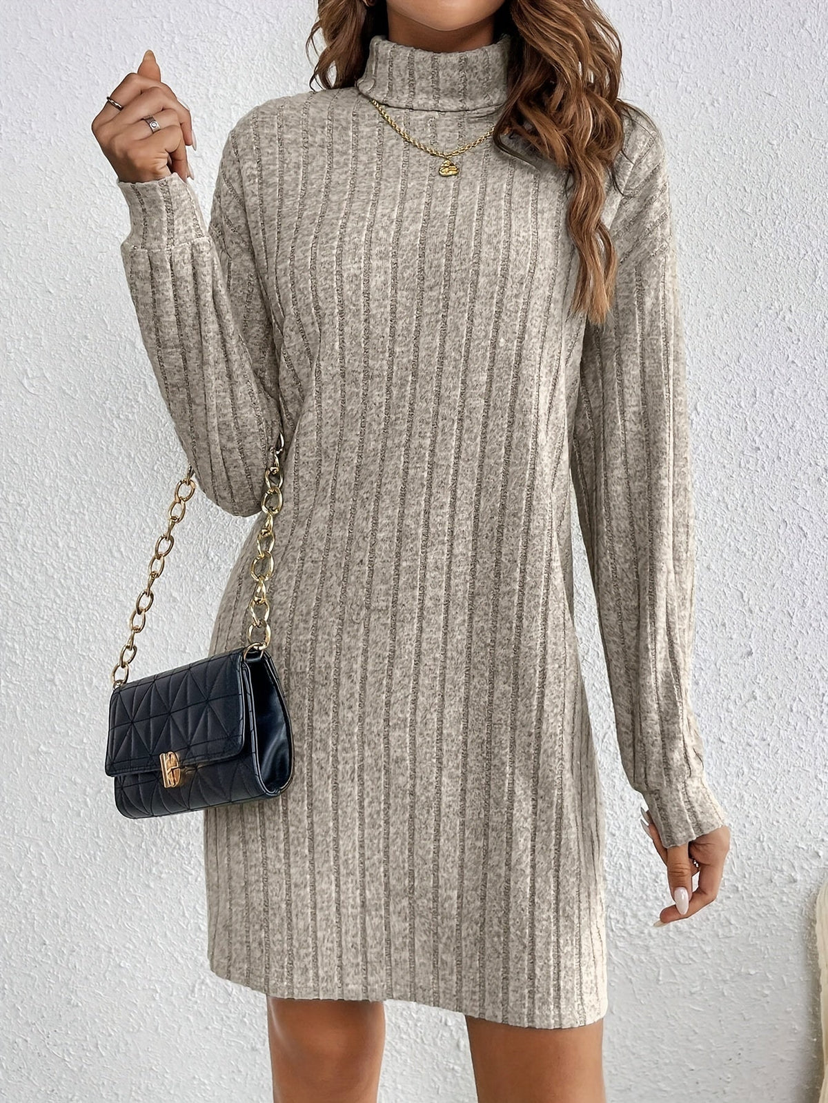 Robe pull courte à col roulé en maille côtelée 9