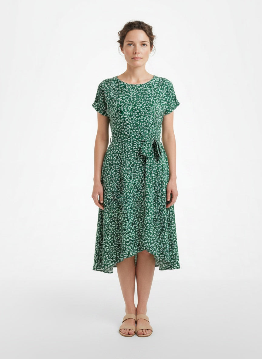Full body view of the model wearing Robe midi plissée à manches courtes avec ceinture à nouer femme