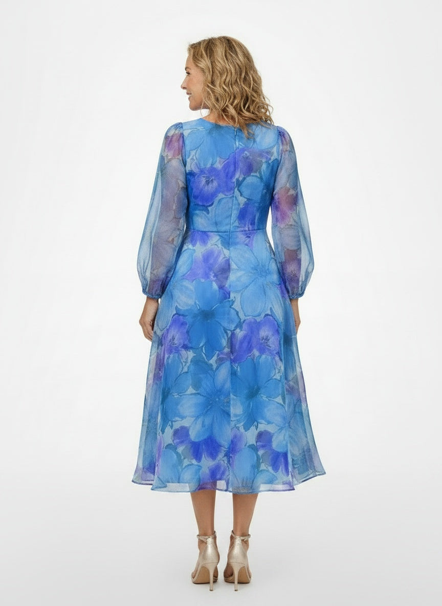 Back pose of the model wearing Robe midi à imprimé floral rose et bleu femme
