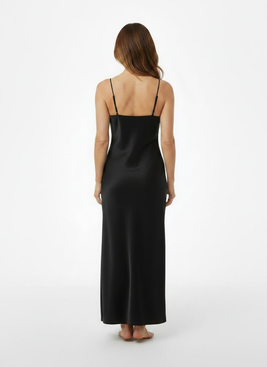 Back pose of the model wearing Robe maxi à fines bretelles avec fente femme