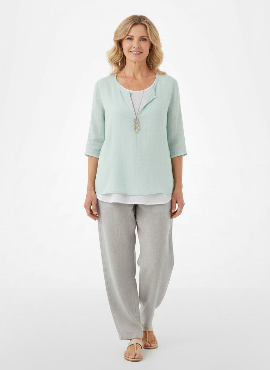 Full body view of the model wearing Blouse d'été décontractée à design superposé femme