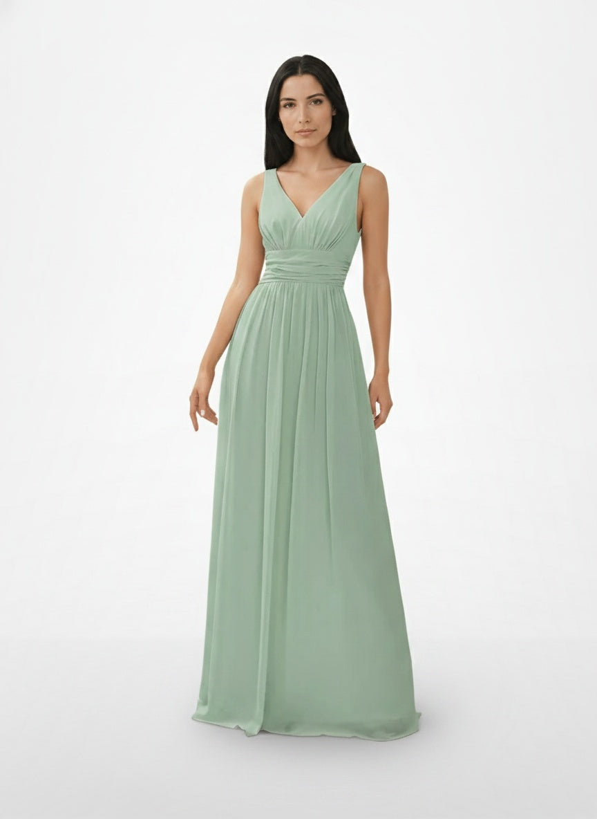 Full body view of the model wearing Robe maxi sans manches à col en V femme