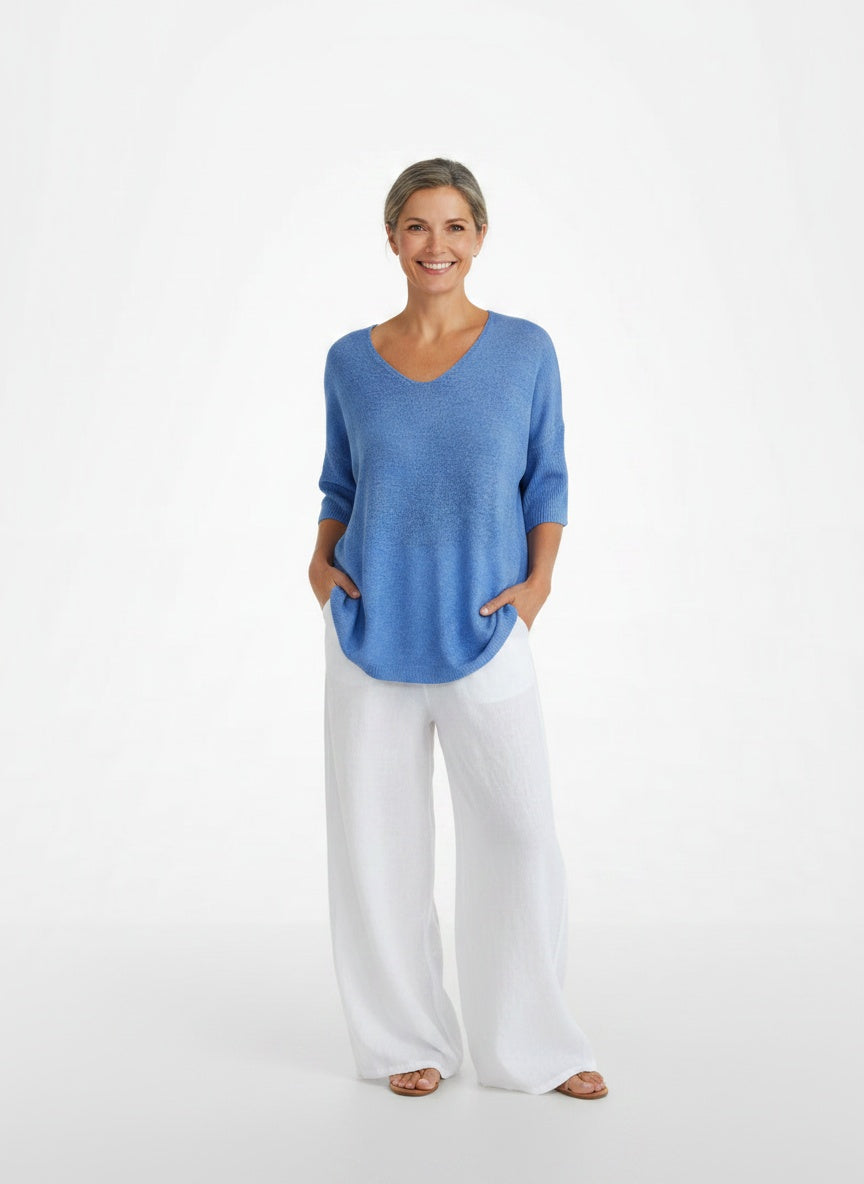 Full body view of the model wearing Top en maille à col en V et manches trois-quarts femme