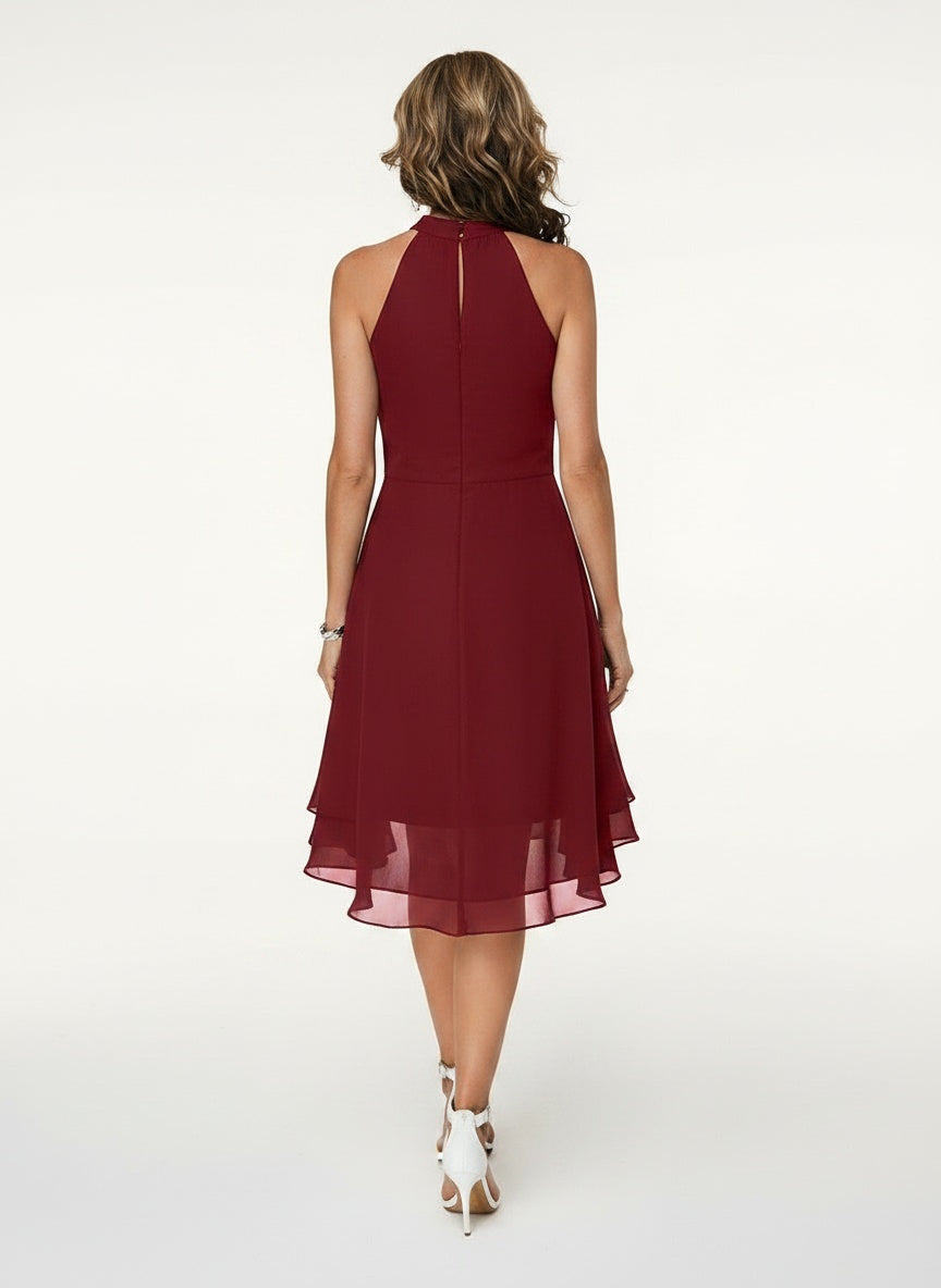 Back pose of the model wearing Robe midi élégante à volants femme