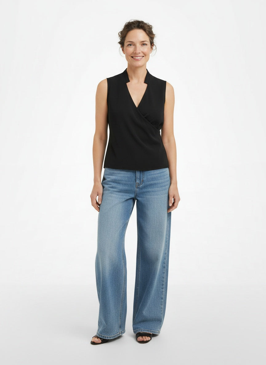 Full body view of the model wearing Top d'été à col en V femme