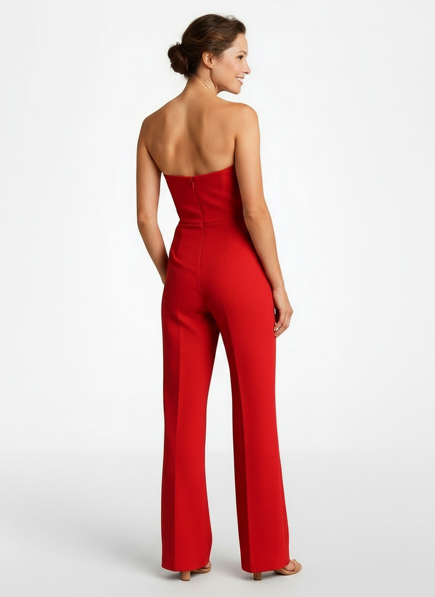 Back pose of the model wearing Combinaison sans manches à col en V femme