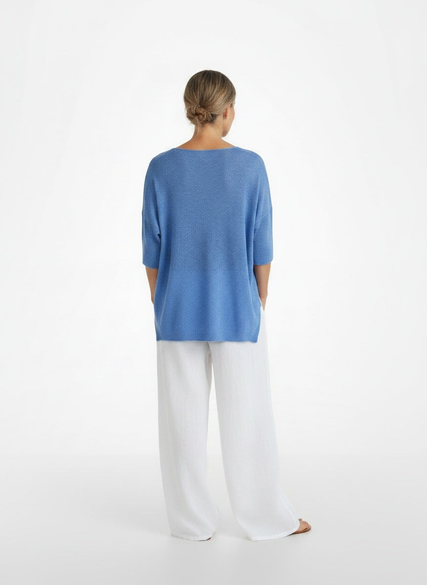 Back pose of the model wearing Top en maille à col en V et manches trois-quarts femme