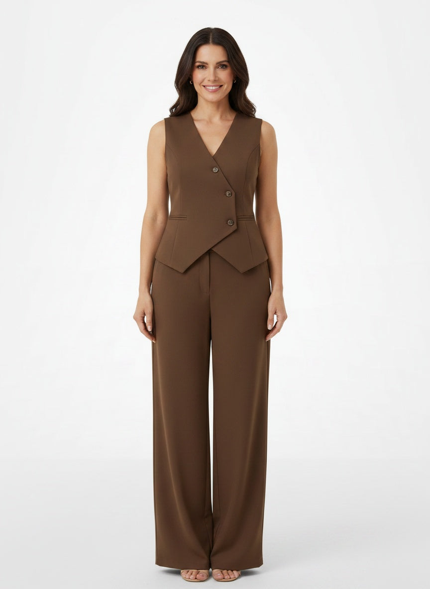 Full body view of the model wearing Ensemble deux pièces avec gilet et pantalon large femme