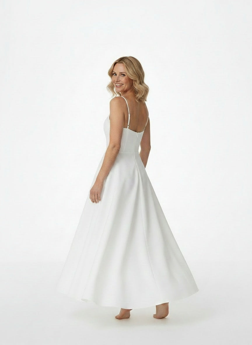 Back pose of the model wearing Robe de soirée midi à col en V femme