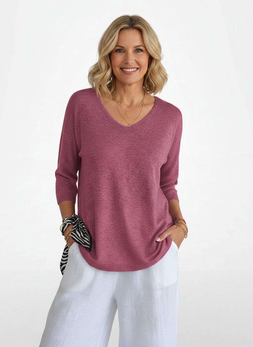 Full body view of the model wearing Top en maille à col en V et manches trois-quarts femme