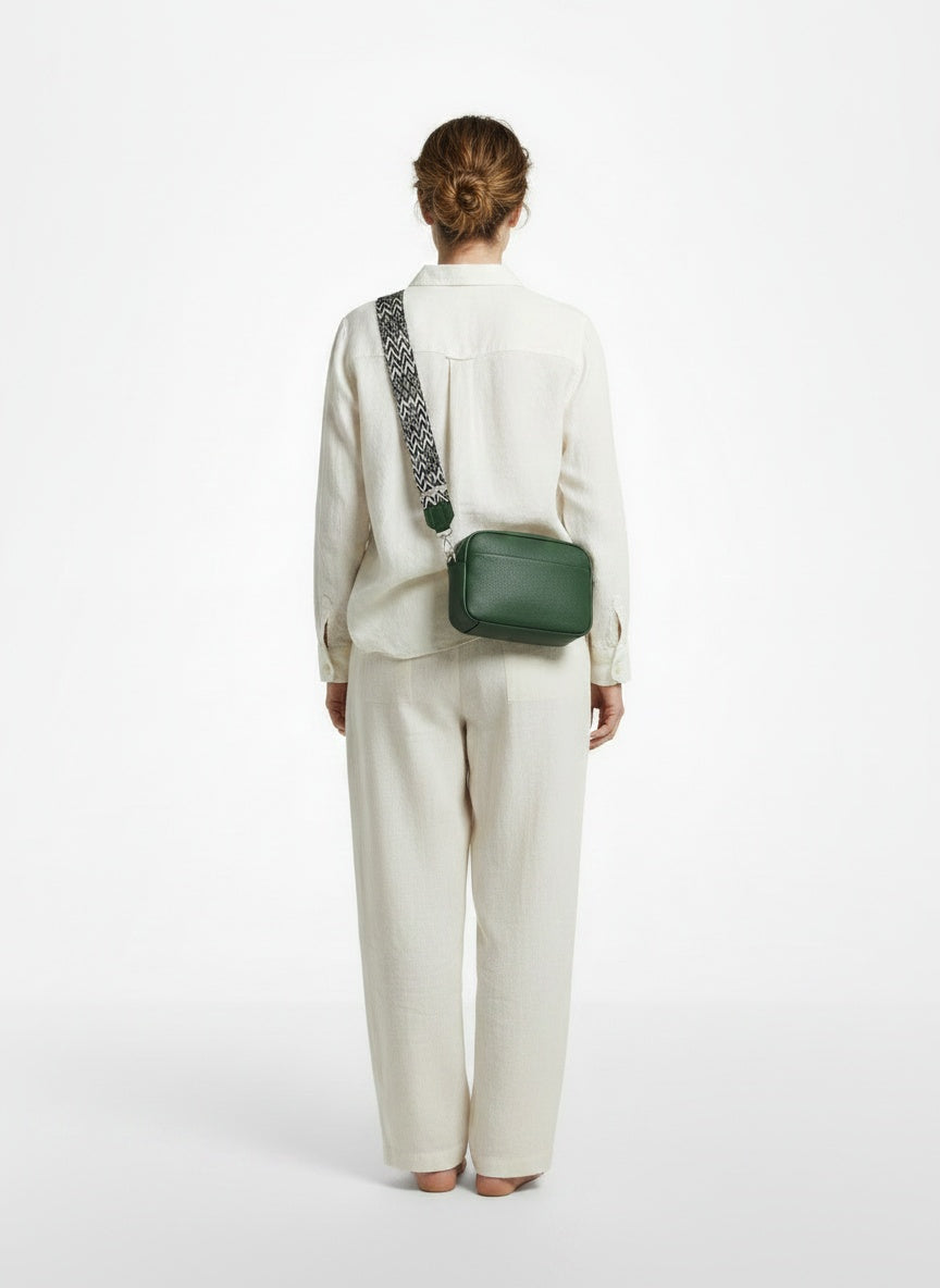 Back pose of the model wearing Sac à bandoulière en cuir femme