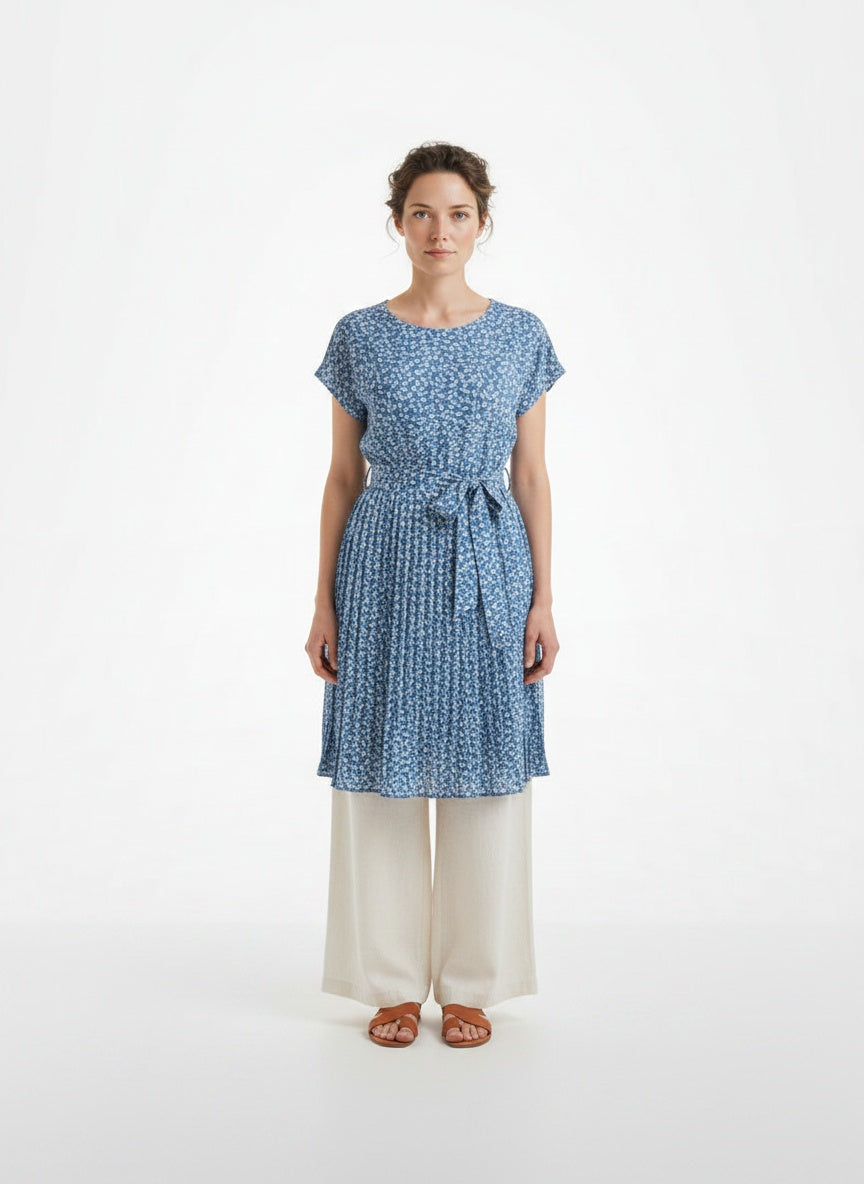 Full body view of the model wearing Robe midi plissée à manches courtes avec ceinture à nouer femme