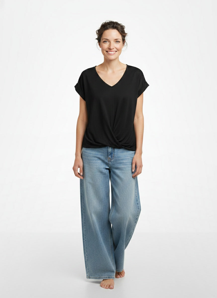 Full body view of the model wearing Top à manches courtes femme