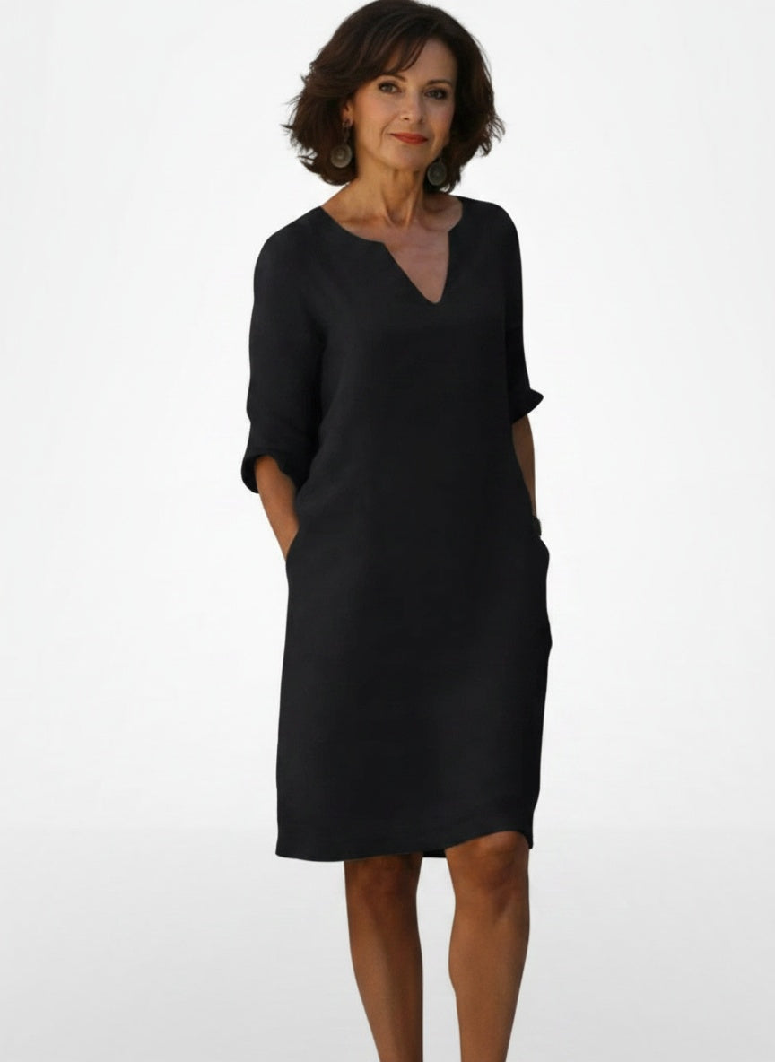 Full body view of the model wearing Robe midi à col en V et manches trois-quarts femme