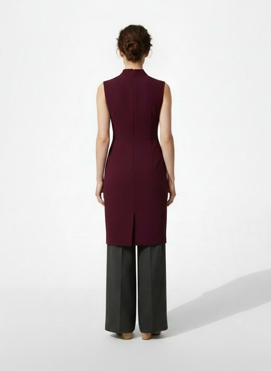Back pose of the model wearing Robe midi sans manches à col en V et coupe portefeuille femme