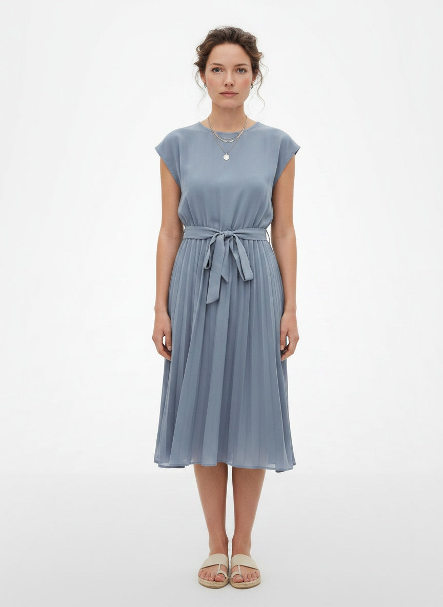 Full body view of the model wearing Robe midi plissée à manches courtes femme