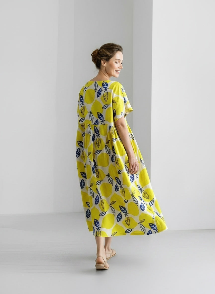 Back pose of the model wearing Robe midi imprimée à coupe ample femme