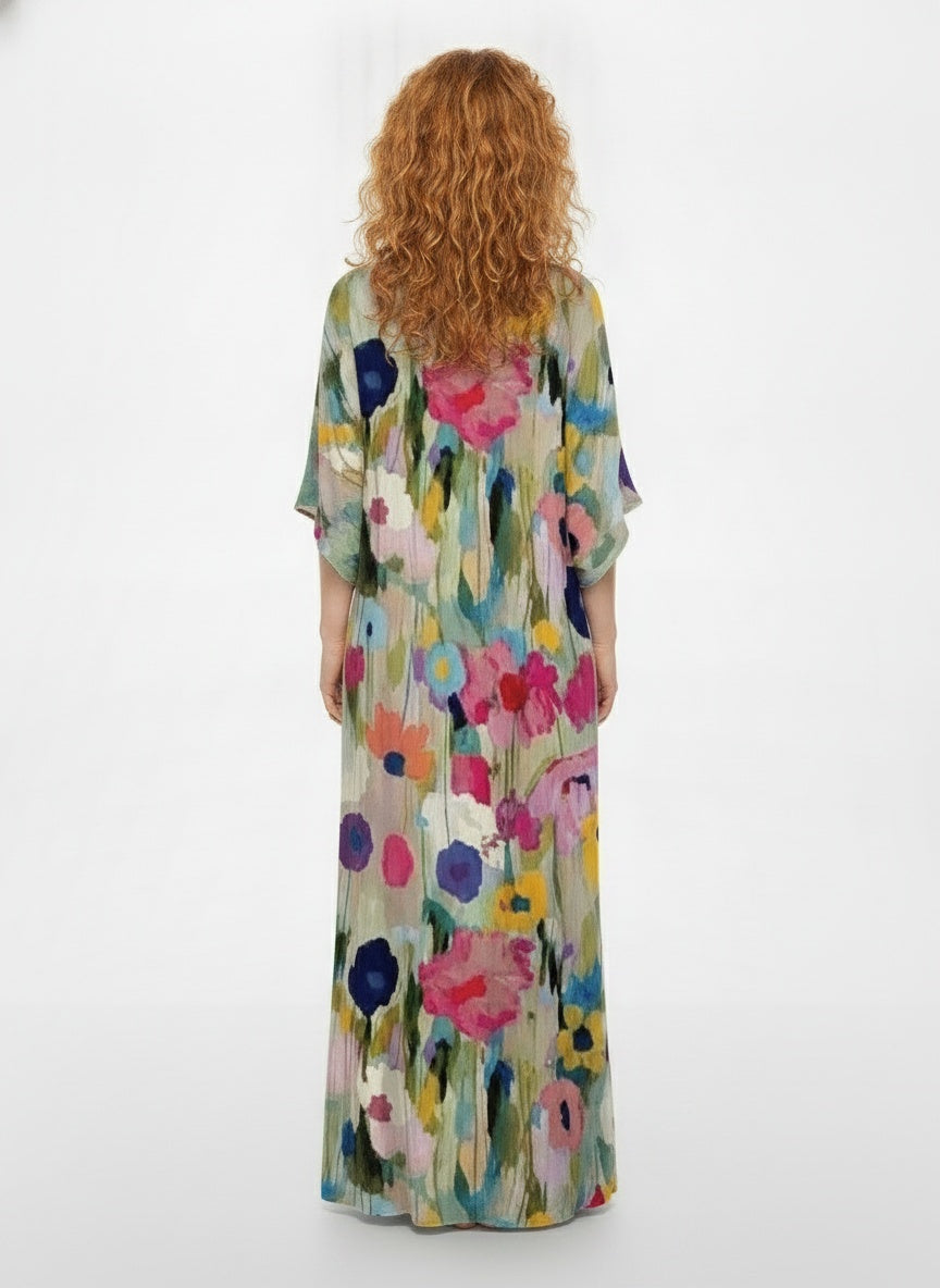 Back pose of the model wearing Robe maxi bohème à col en V femme