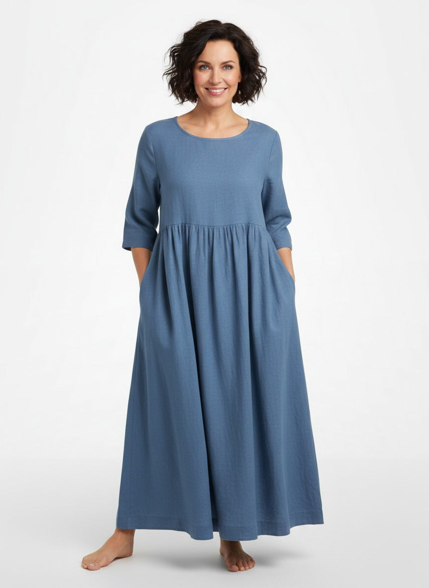 Full body view of the model wearing Robe d'été midi à coupe confortable femme