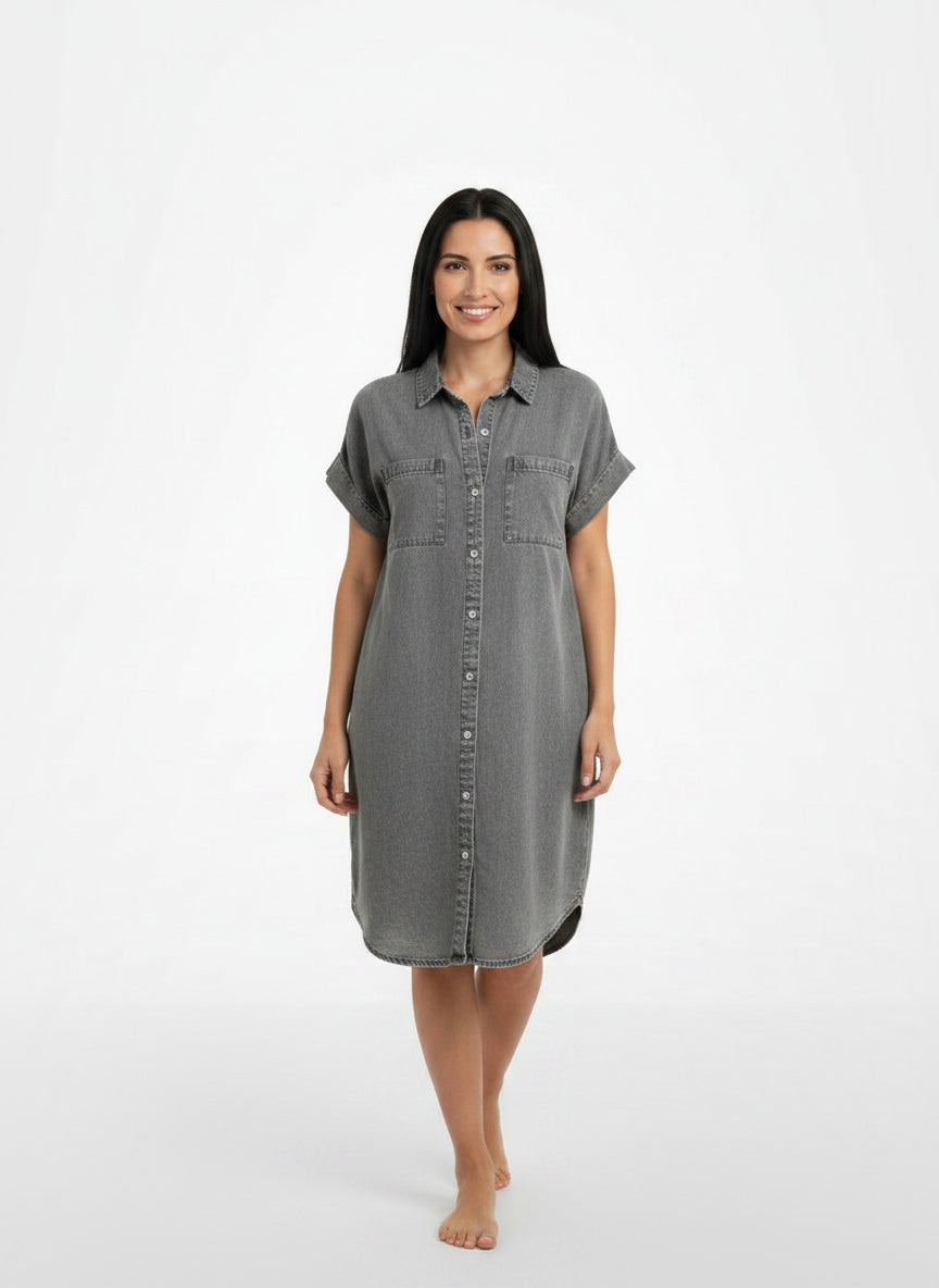 Full body view of the model wearing Robe chemise midi femme