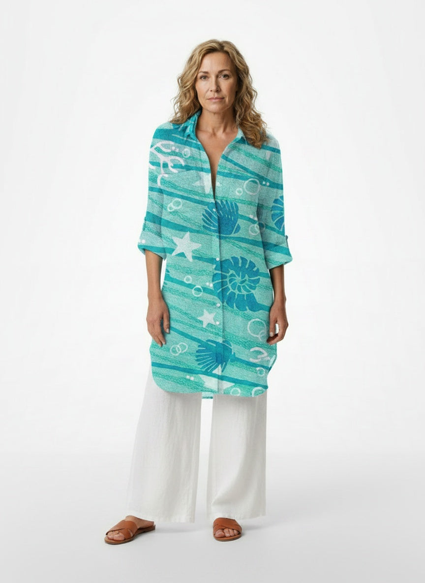 Full body view of the model wearing Robe chemise imprimée femme