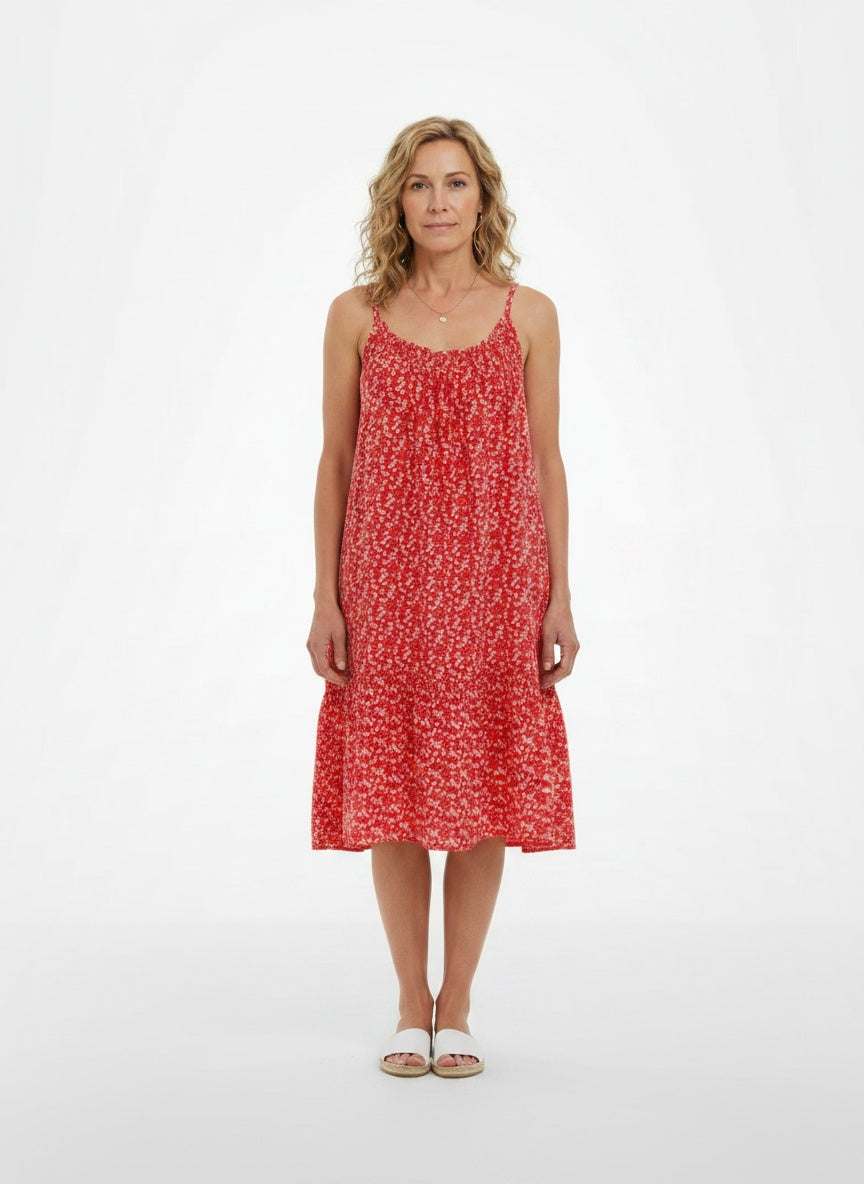 Full body view of the model wearing Robe midi décontractée imprimée femme