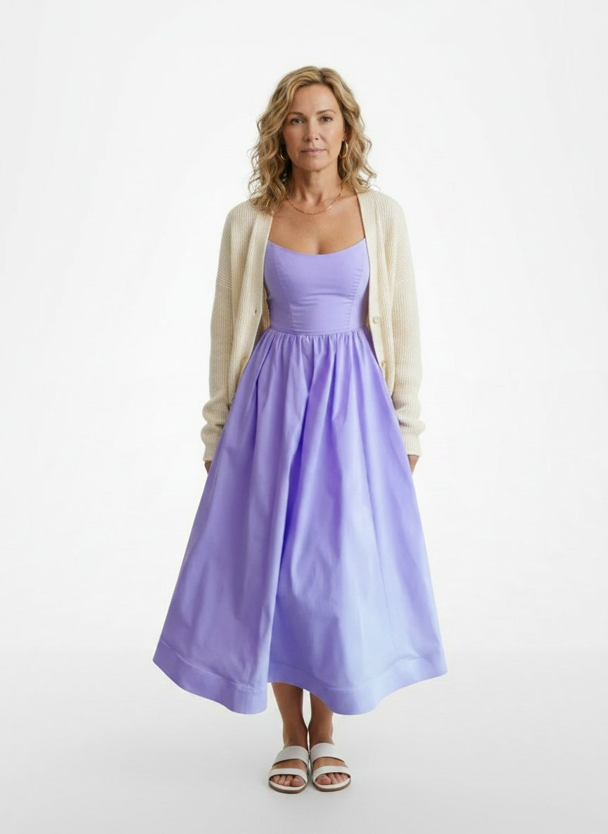Full body view of the model wearing Robe d'été midi sans manches coupe A femme