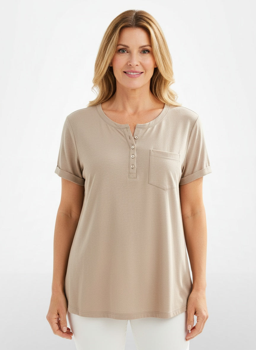 Full body view of the model wearing T-shirt à manches courtes femme