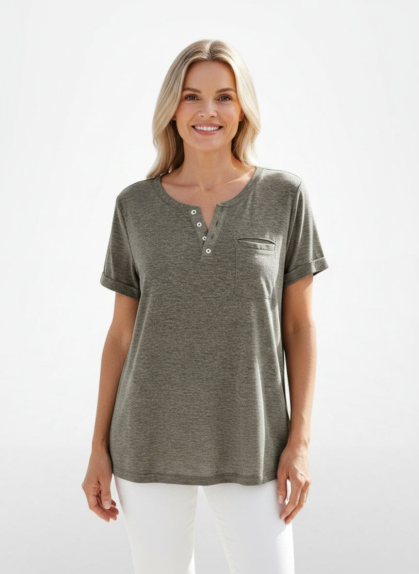 Full body view of the model wearing T-shirt à manches courtes femme