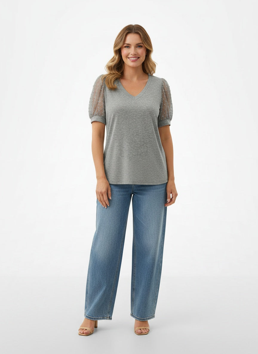 Full body view of the model wearing T-shirt léger femme