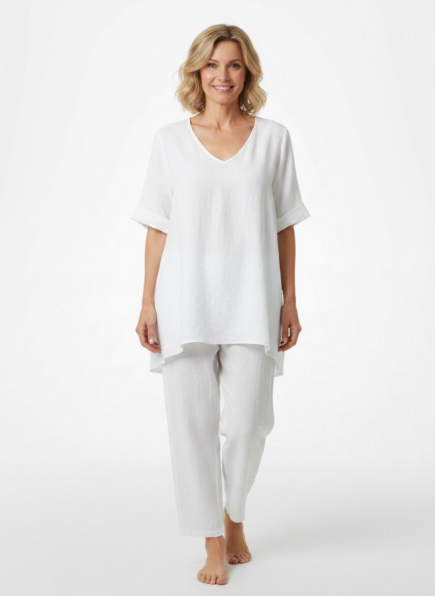 Full body view of the model wearing Blouse classique à coupe ample et manches courtes femme